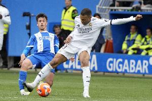 评论员谈姆巴佩犯规：越看越恶劣 所幸对方脚悬空 像基恩式的动作